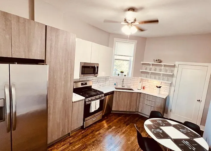 Modern Pilsen 2 Bedroom Apartamento