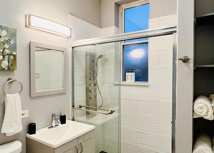 Modern Pilsen 2 Bedroom * Chicago